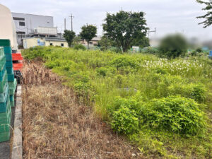 会社敷地内の除草作業（草刈り）　作業写真