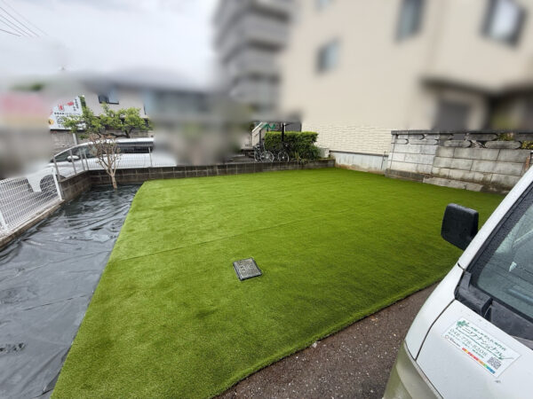 ドッグランづくり(人工芝張り)、植栽の移植・抜根の作業写真
