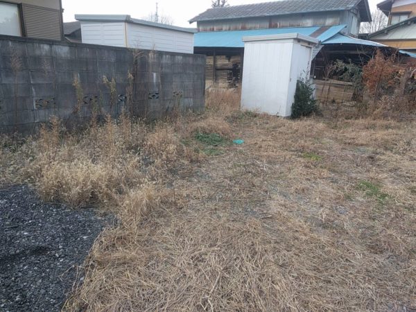 敷地の雑草対策で除草剤散布が格安費用でおすすめです お庭の専門店ニワナショナル 東京 埼玉