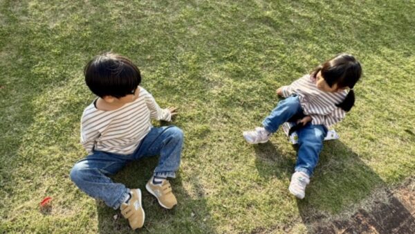 芝生 子ども