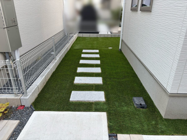 人工芝張り・飛び石設置の作業事例写真