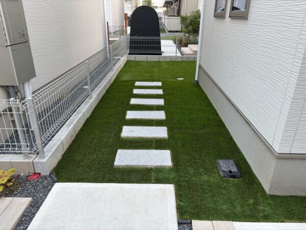 人工芝張り・飛び石設置の作業事例写真