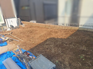 芝はがし、整地、抜根、防草シート張りの様子