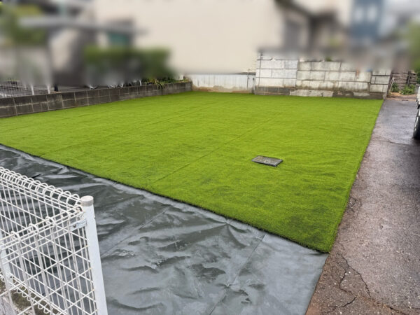 ドッグランづくり(人工芝張り)、植栽の移植・抜根の作業写真