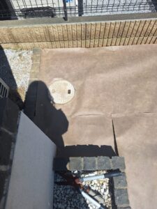 芝はがし、整地、抜根、防草シート張りの様子