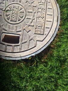 DIYで人工芝設置　丸く切り抜いた人工芝