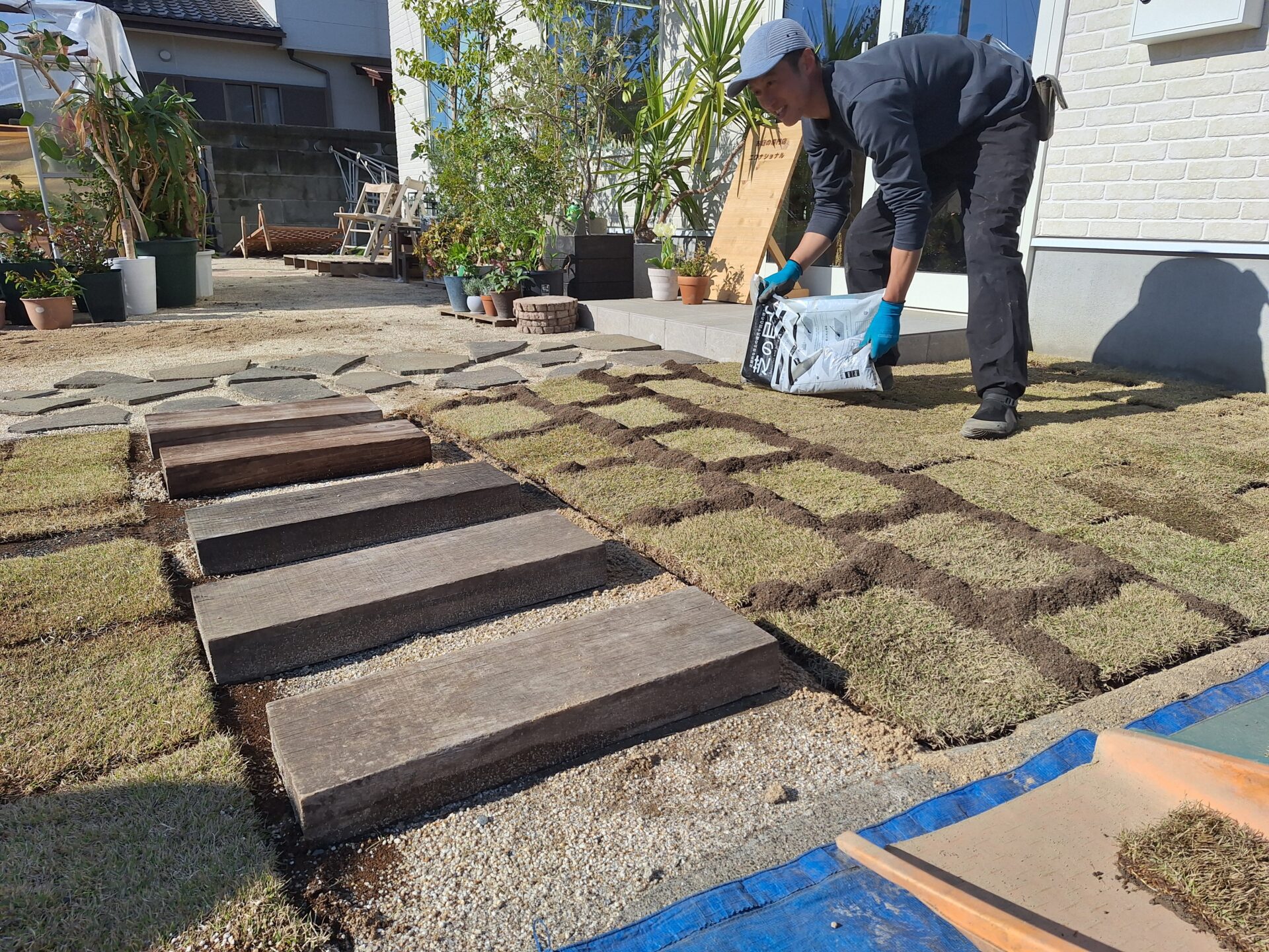 店舗前 芝張り後の様子