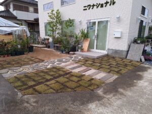 店舗前　芝張り後の様子