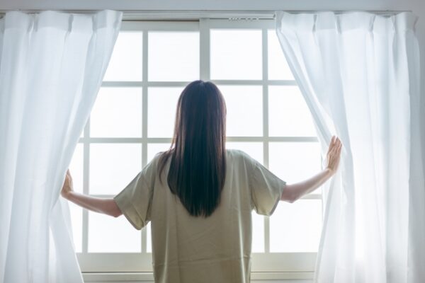 日を浴びる女性