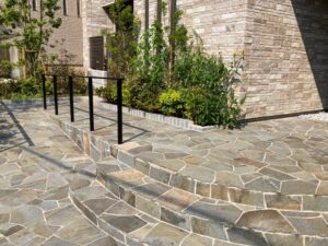 手すり・スロープのある玄関アプローチ