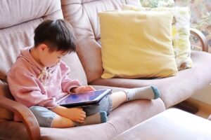 タブレッドを見ている男の子