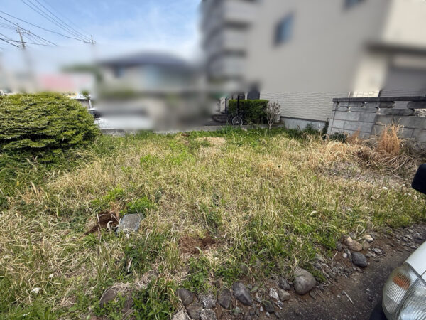 ドッグランづくり(人工芝張り)、植栽の移植・抜根の作業写真