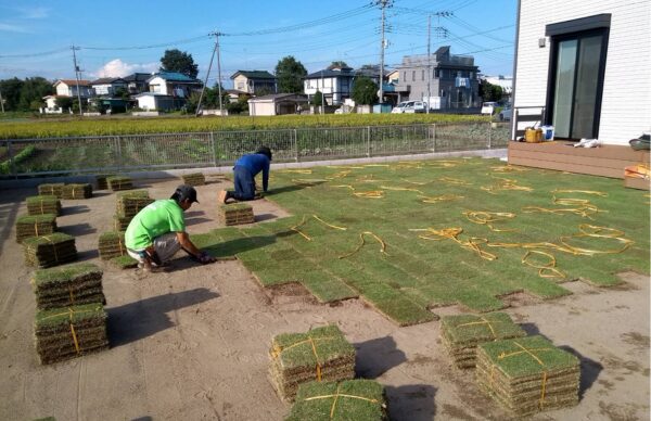 人工芝を丁寧に設置するニワナショナルの施工員