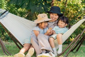 ハンモックで過ごす親子