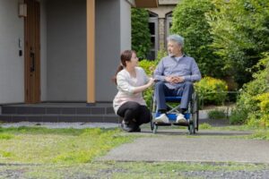介護士と車いすの男性