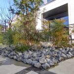 防草シート張り、植栽剪定、割栗石敷き施工事例　ロックガーデン　