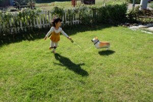 庭で子供が遊ぶ