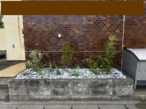 ロックガーデン風花壇づくりの作業写真