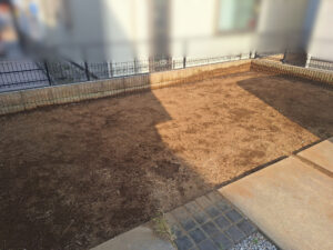 芝はがし、整地、抜根、防草シート張りの様子