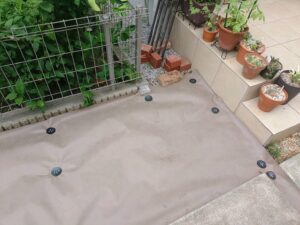 芝はがし、整地、防草シートの施工写真