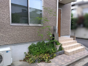 花壇のお手入れ（除草・アオダモ移植・土壌改良）の作業写真