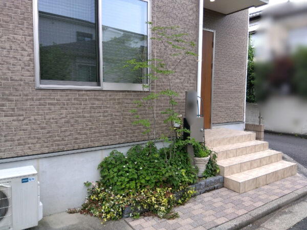 花壇のお手入れ(除草・アオダモ移植・土壌改良)の作業写真