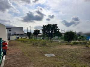 会社敷地内の除草作業（草刈り）　作業写真