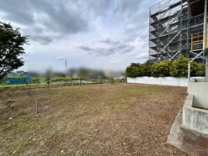 会社敷地内の除草作業（草刈り）　作業写真