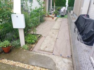 芝はがし、整地、防草シートの施工写真