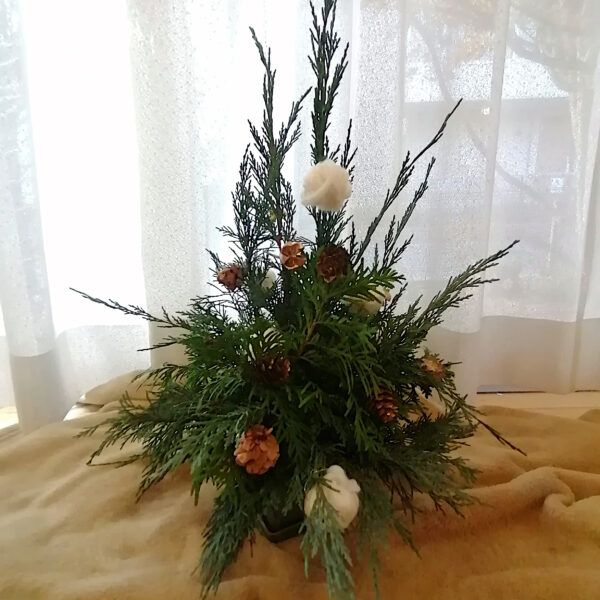 お庭の簡単手作りdiy 「剪定枝でクリスマスツリー風アレンジメント」