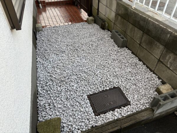 伐採、芝はがし、砂利敷き、防草シート張りの作業写真