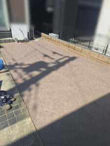 芝はがし、整地、抜根、防草シート張りの様子