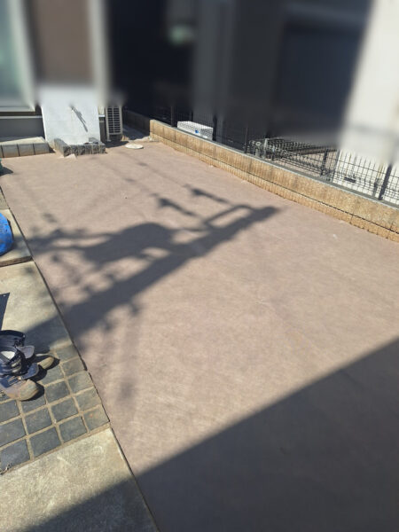 芝はがし、整地、抜根、防草シート張りの様子