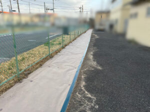 高木伐採、ソテツ抜根、草刈り、除草剤散布、防草シート張り、切株処分