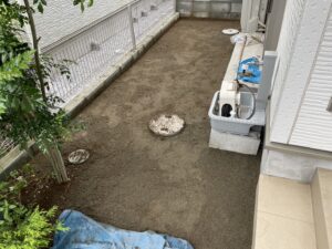 既存砂利回収処分、整地、TM9芝張り、目土水やり