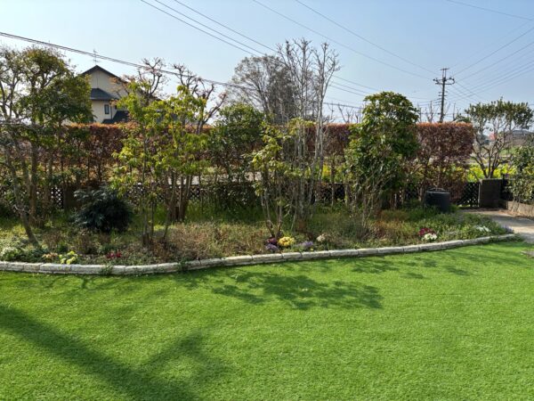 除草,花植え,消毒の作業写真before