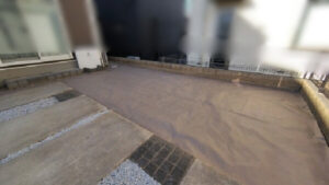 芝はがし、整地、抜根、防草シート張りの様子