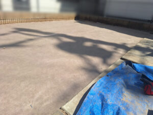 芝はがし、整地、抜根、防草シート張りの様子