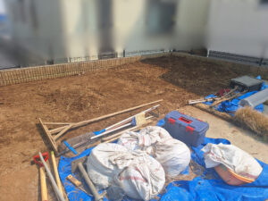 芝はがし、整地、抜根、防草シート張りの様子