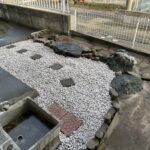 伐採、芝はがし、砂利敷き、防草シート張りの作業写真