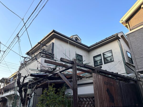 バラの剪定・誘引、りんご・ブドウの木の剪定の作業写真