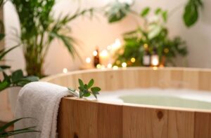 木製バスタブと植物
