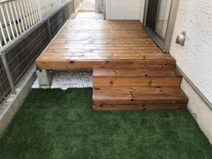 お庭リフォーム（ウッドデッキの設置・人工芝張り・砂利入れ）／上尾市