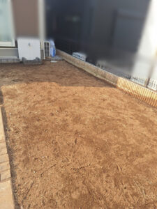 芝はがし、整地、抜根、防草シート張りの様子