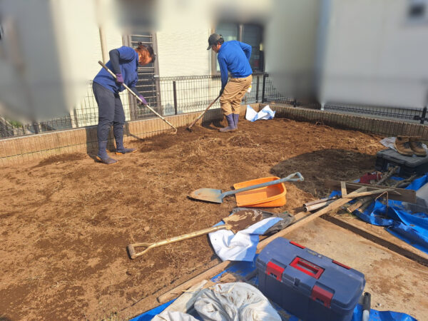 芝はがし、整地、抜根、防草シート張りの様子