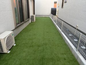 人工芝張り・飛び石設置の作業事例写真