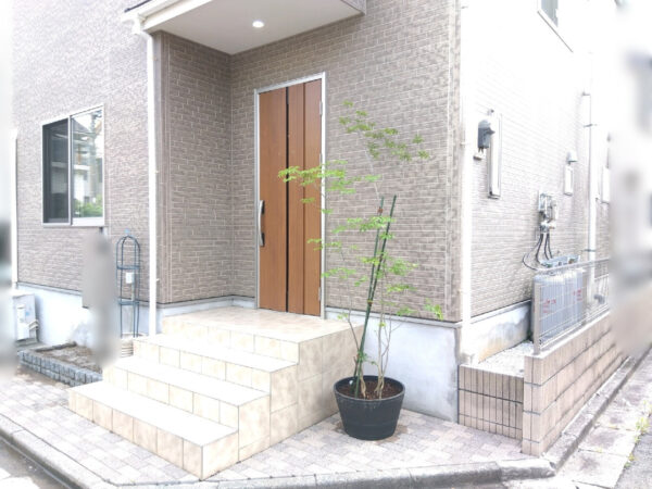 花壇内除草、移植の作業写真