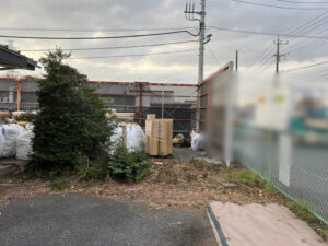 高木伐採、ソテツ抜根、草刈り、除草剤散布、防草シート張り、切株処分