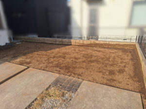 芝はがし、整地、抜根、防草シート張りの様子