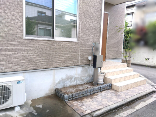 花壇のお手入れ(除草・アオダモ移植・土壌改良)の作業写真
